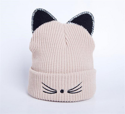 Női alkalmi őszi-téli sapka több színben hímzéssel