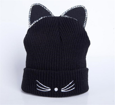 Női alkalmi őszi-téli sapka több színben hímzéssel