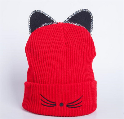 Női alkalmi őszi-téli sapka több színben hímzéssel