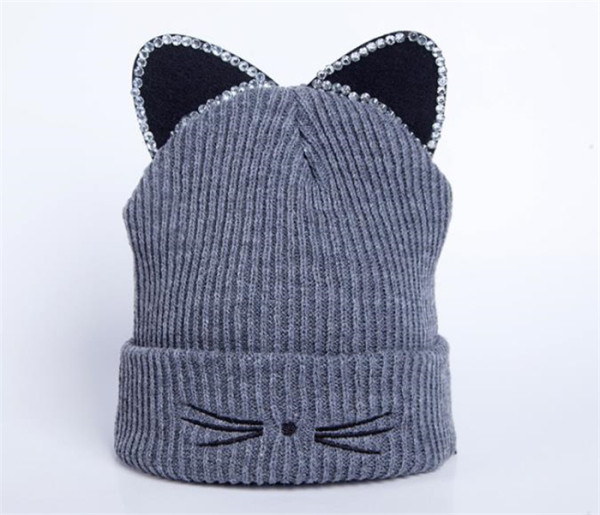 Női alkalmi őszi-téli sapka több színben hímzéssel