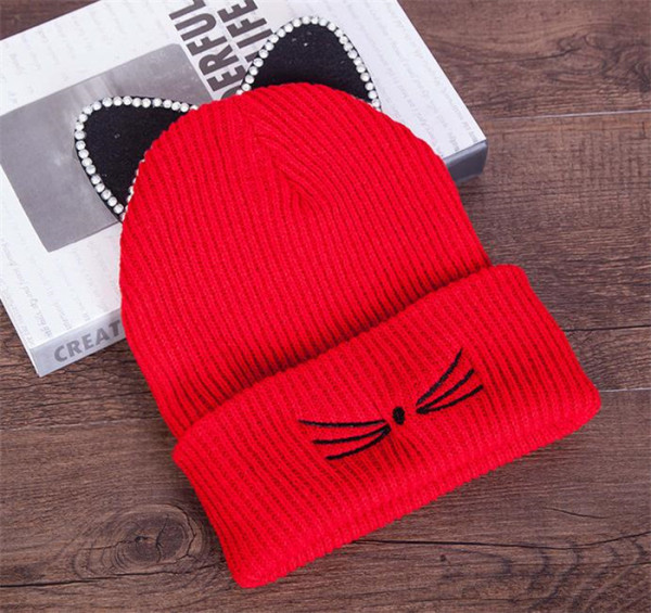 Női alkalmi őszi-téli sapka több színben hímzéssel