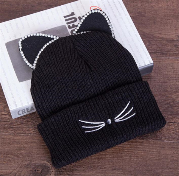 Női alkalmi őszi-téli sapka több színben hímzéssel