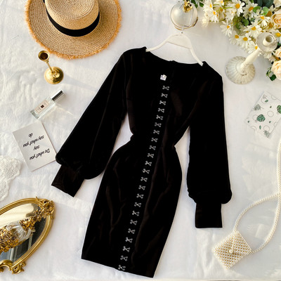 Μοντέρνο γυναικείο φόρεμα με τετράγωνο λαιμόκοψη και φαρδιά μανίκια σε λευκό και μαύρο χρώμα