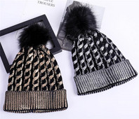 Fényes hatású női téli sapka, ezüst és arany színben