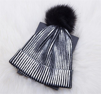 Fényes hatású női téli sapka, ezüst és arany színben