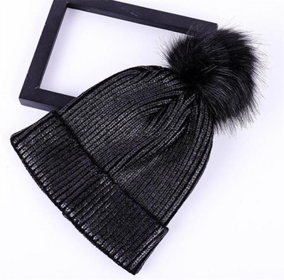 Fényes hatású női téli sapka, ezüst és arany színben