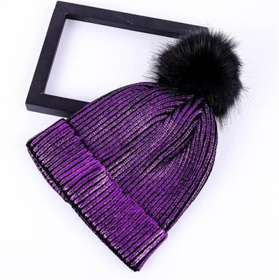 Fényes hatású női téli sapka, ezüst és arany színben