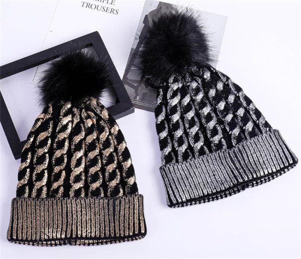 Fényes hatású női téli sapka, ezüst és arany színben