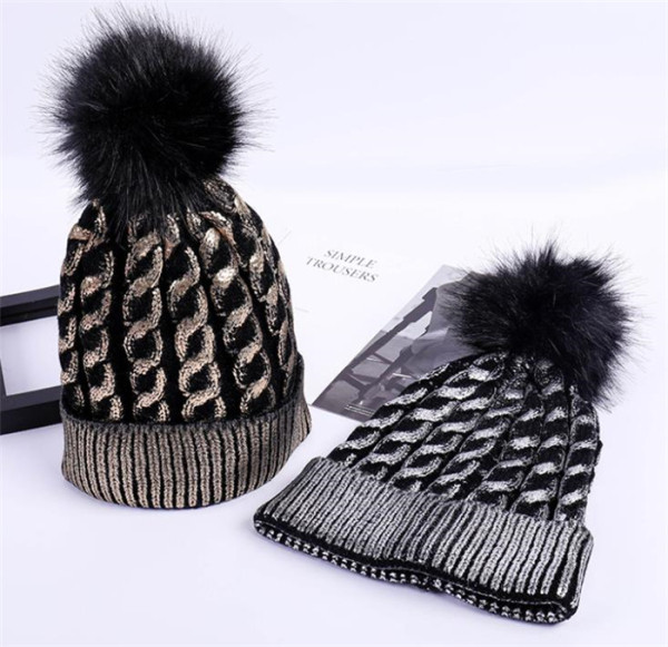 Fényes hatású női téli sapka, ezüst és arany színben