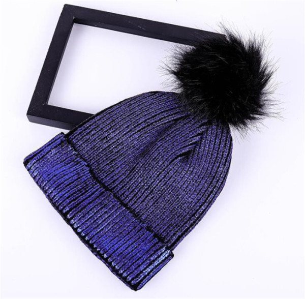 Fényes hatású női téli sapka, ezüst és arany színben