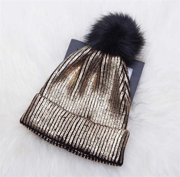 Fényes hatású női téli sapka, ezüst és arany színben