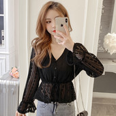 Modern női ing fekete-fehér színben, gombokkal és V-nyakkal