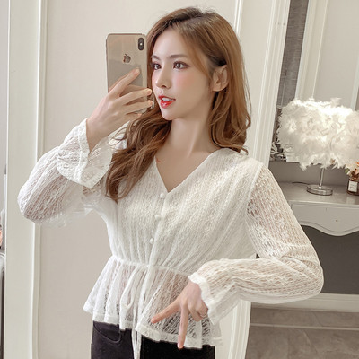 Modern női ing fekete-fehér színben, gombokkal és V-nyakkal