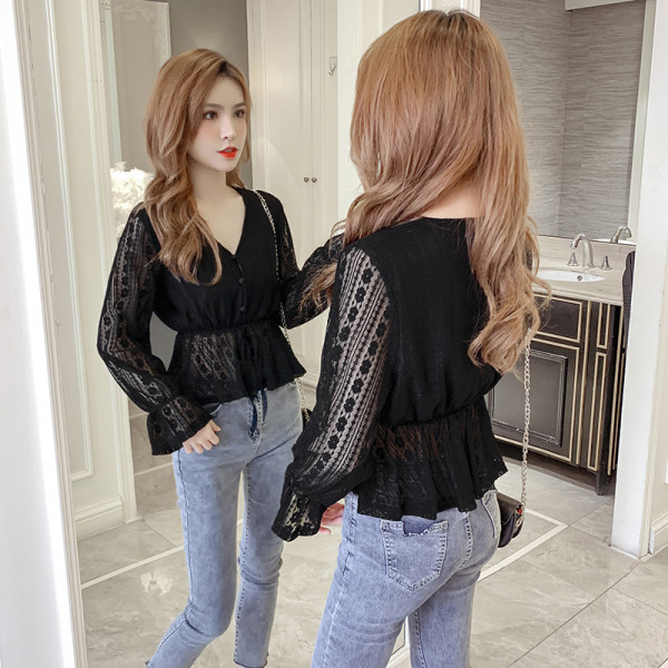 Modern női ing fekete-fehér színben, gombokkal és V-nyakkal