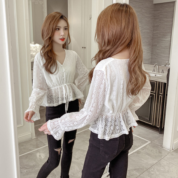 Modern női ing fekete-fehér színben, gombokkal és V-nyakkal