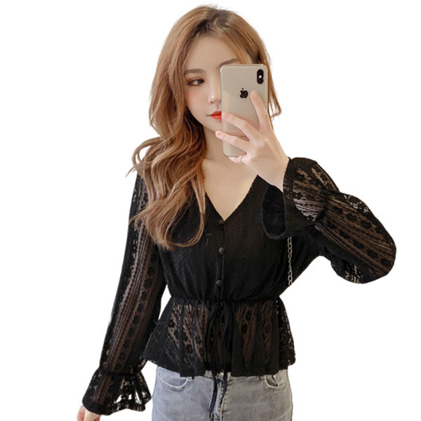 Modern női ing fekete-fehér színben, gombokkal és V-nyakkal