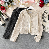 Μοντέρνο γυναικείο κοντό παλτό με κουμπιά σε μπεζ και μαύρο χρώμα