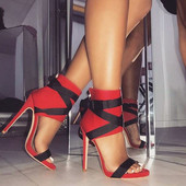 Elegáns női magas sarkú cipő csattal fehér, fekete és piros színben