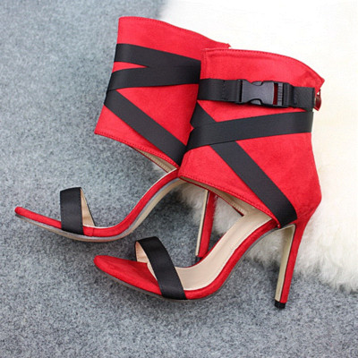 Elegáns női magas sarkú cipő csattal fehér, fekete és piros színben