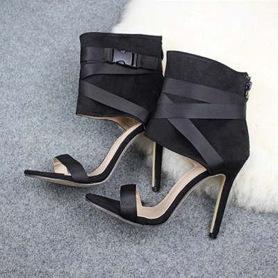 Elegáns női magas sarkú cipő csattal fehér, fekete és piros színben