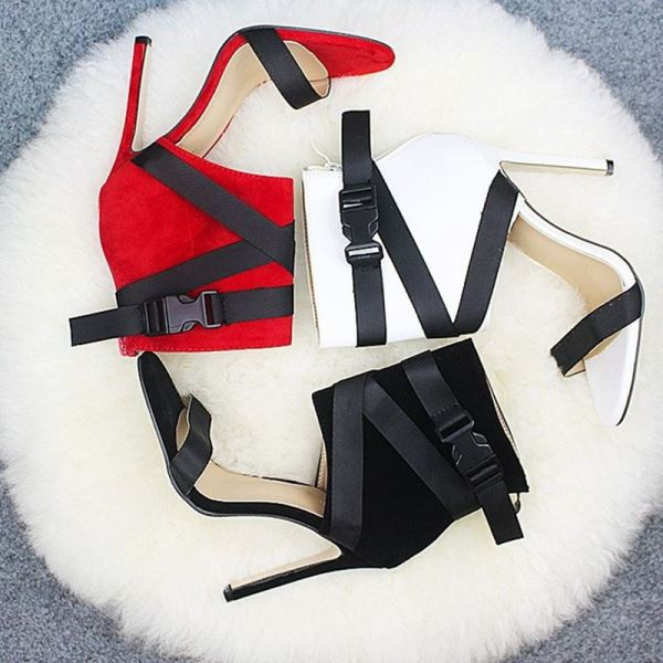 Elegáns női magas sarkú cipő csattal fehér, fekete és piros színben