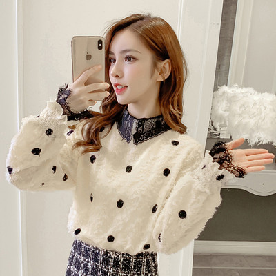 Modern női blúz pöttyös fehér és bézs színű csipkével