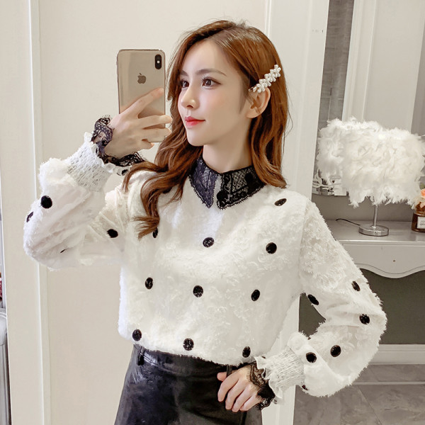 Modern női blúz pöttyös fehér és bézs színű csipkével