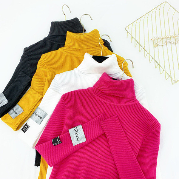 Modern női pulóver magas gallérral és ujjú emblémával, négy színben