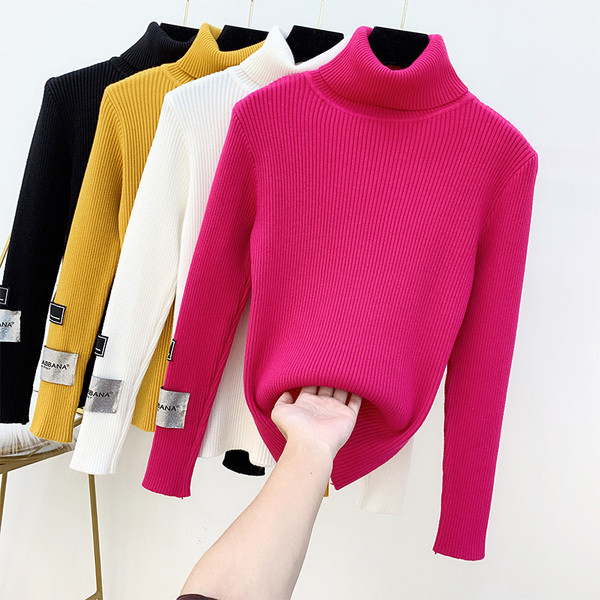 Modern női pulóver magas gallérral és ujjú emblémával, négy színben