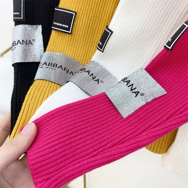 Modern női pulóver magas gallérral és ujjú emblémával, négy színben