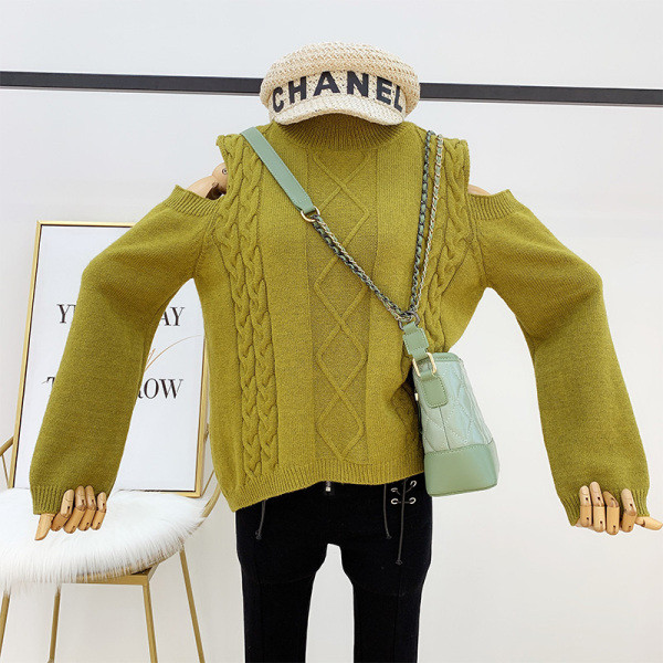 Női pulóver csupasz váll és pólógallérral fekete, piros, fehér és zöld színben