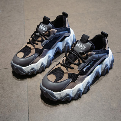 Ακθημερινά γυναικεία αθλητικά παπούτσια σε πλατφόρμα και κορδόνια σε γκρι και καφέ χρώμα