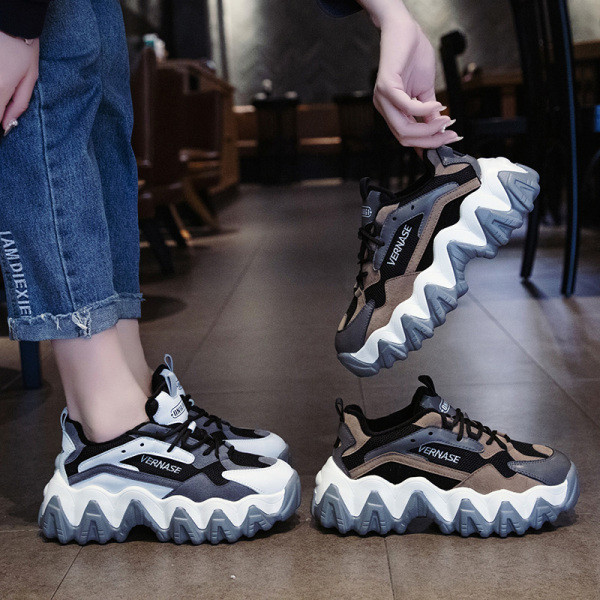 Ακθημερινά γυναικεία αθλητικά παπούτσια σε πλατφόρμα και κορδόνια σε γκρι και καφέ χρώμα