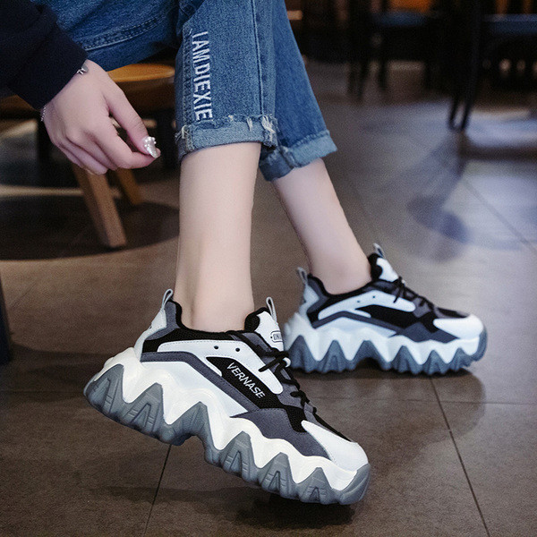 Ακθημερινά γυναικεία αθλητικά παπούτσια σε πλατφόρμα και κορδόνια σε γκρι και καφέ χρώμα