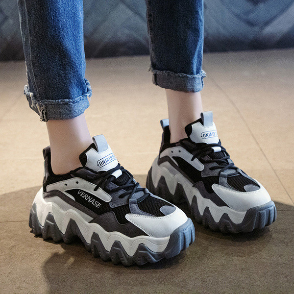 Ακθημερινά γυναικεία αθλητικά παπούτσια σε πλατφόρμα και κορδόνια σε γκρι και καφέ χρώμα