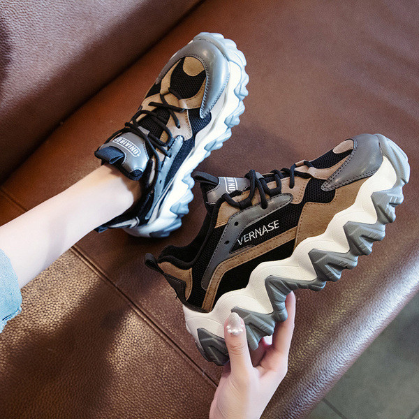 Ακθημερινά γυναικεία αθλητικά παπούτσια σε πλατφόρμα και κορδόνια σε γκρι και καφέ χρώμα