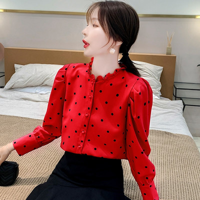 Μοντέρνο γυναικείο πουκάμισο με χαμηλό γιακά και κουμπιά στο ροζ και κόκκινο χρώμα