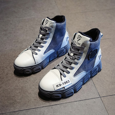 Modern női tornacipő fűzővel és magas talppal, fekete és szürke színben