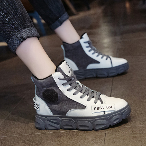 Modern női tornacipő fűzővel és magas talppal, fekete és szürke színben