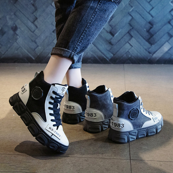 Modern női tornacipő fűzővel és magas talppal, fekete és szürke színben