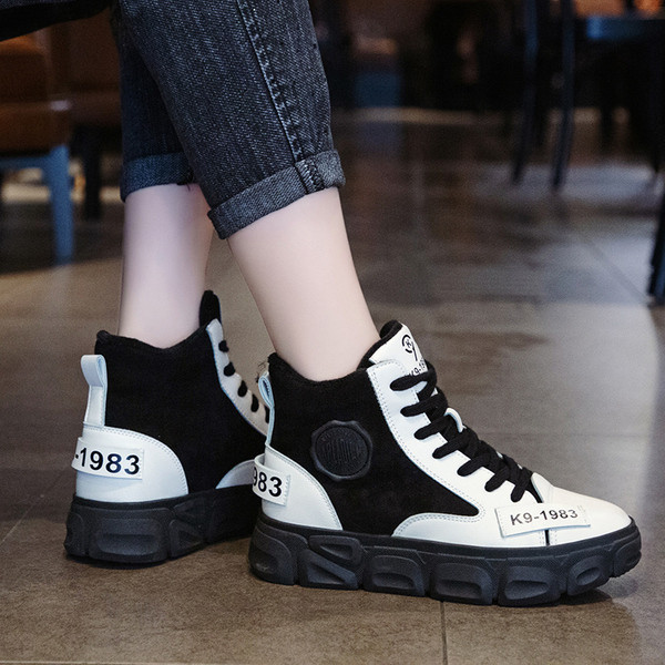 Modern női tornacipő fűzővel és magas talppal, fekete és szürke színben