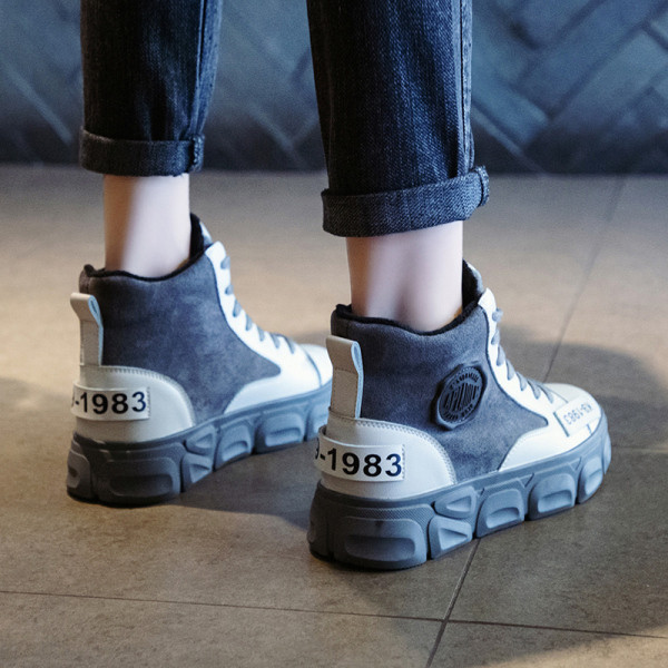 Modern női tornacipő fűzővel és magas talppal, fekete és szürke színben