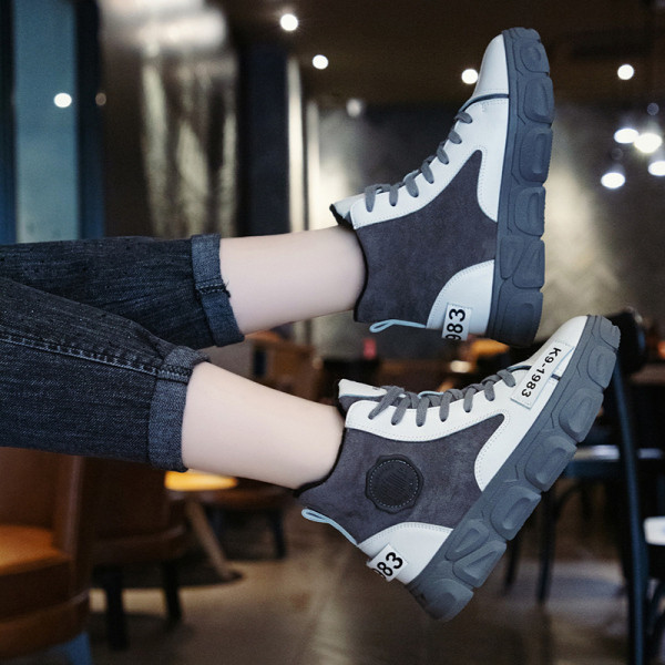 Modern női tornacipő fűzővel és magas talppal, fekete és szürke színben