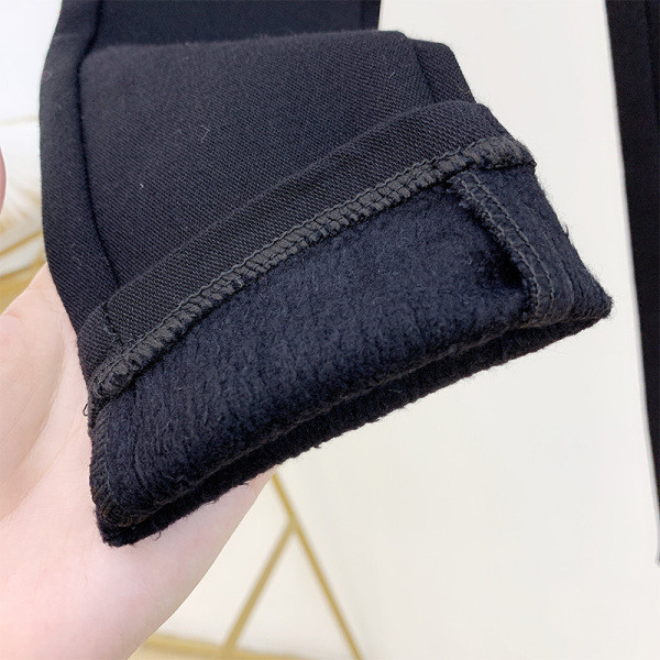 Női nadrág magas derékkal, fekete színben