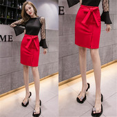 Elegáns női szoknya hasítékkal és nyakkendővel - magas derekú piros és fekete színben