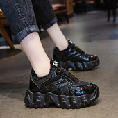 Μοντέρνα αθλητικά παπούτσια με κομψό αποτέλεσμα και μαύρη σόλα στο μαύρο χρώμα