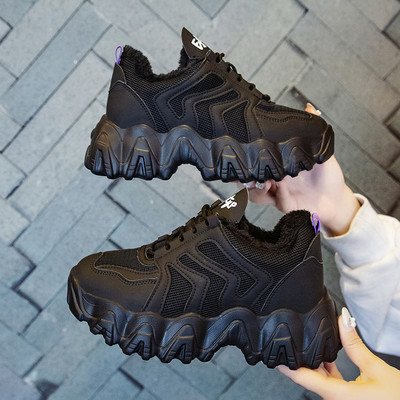 Μοντέρνα αθλητικά παπούτσια με κομψό αποτέλεσμα και μαύρη σόλα στο μαύρο χρώμα