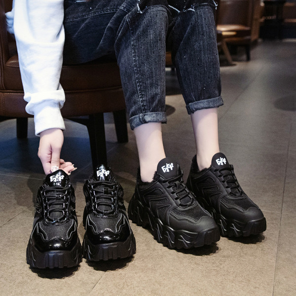 Μοντέρνα αθλητικά παπούτσια με κομψό αποτέλεσμα και μαύρη σόλα στο μαύρο χρώμα