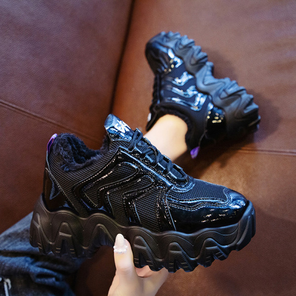 Μοντέρνα αθλητικά παπούτσια με κομψό αποτέλεσμα και μαύρη σόλα στο μαύρο χρώμα