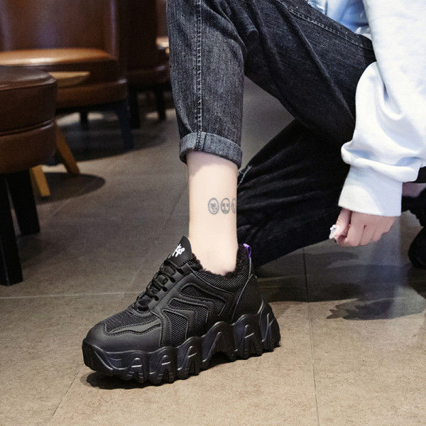 Μοντέρνα αθλητικά παπούτσια με κομψό αποτέλεσμα και μαύρη σόλα στο μαύρο χρώμα